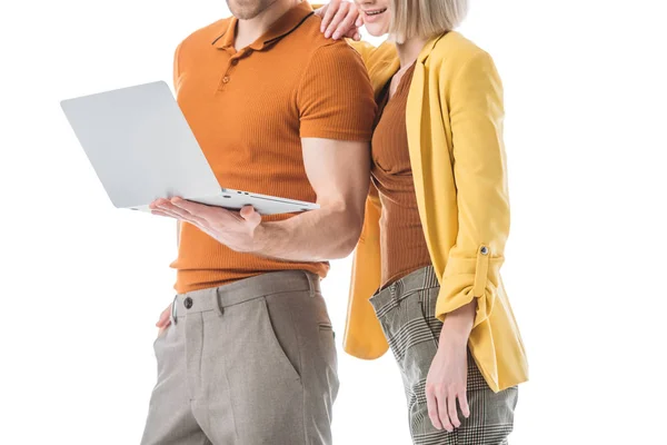 Vista parcial del hombre y la mujer usando el ordenador portátil juntos aislados en blanco - foto de stock