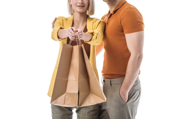 Vue partielle de la femme tenant des sacs en papier tout en se tenant près de l'homme isolé sur blanc — Photo de stock