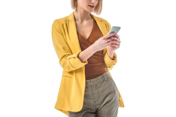 Visão parcial da mulher na moda usando smartphone isolado no branco — Fotografia de Stock