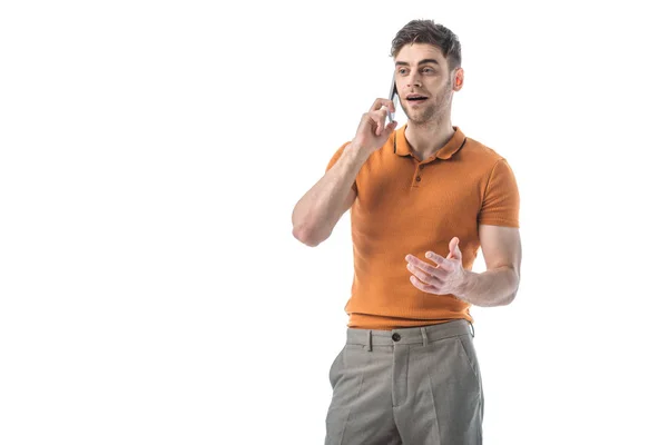 Hombre guapo alegre hablando en el teléfono inteligente y gesto aislado en blanco - foto de stock