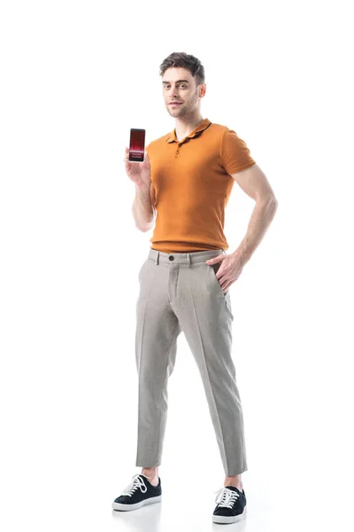 Bellissimo uomo in possesso di smartphone con corsi di trading sullo schermo isolato su bianco — Foto stock