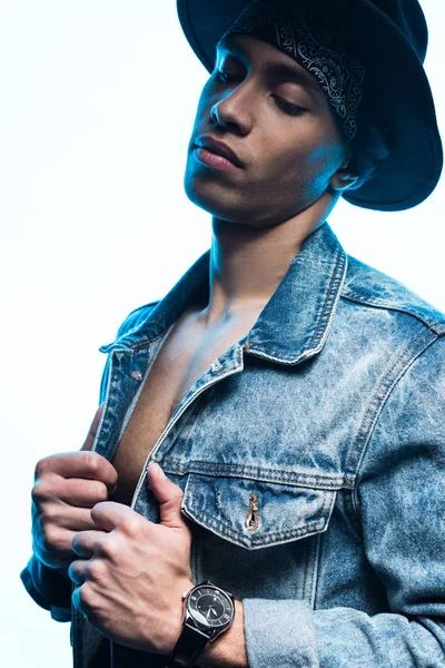 Bel homme de race mixte élégant en denim et chapeau posant isolé sur blanc — Photo de stock