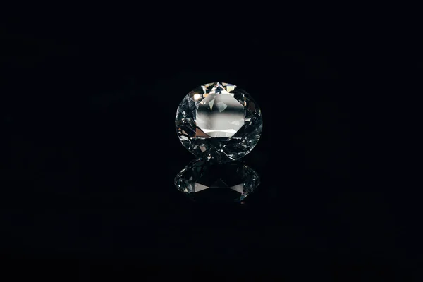 Diamant étincelant pur transparent isolé sur noir avec réflexion — Photo de stock