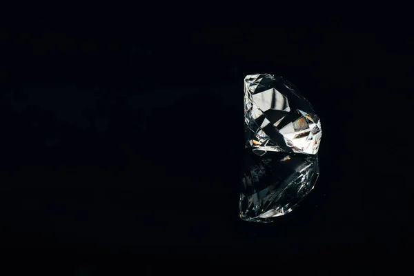 Diamant pur transparent isolé sur noir avec réflexion — Photo de stock