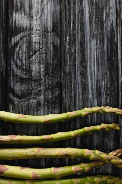 Vue de dessus des asperges vertes fraîches sur table en bois — Photo de stock