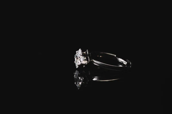 Bague de fiançailles avec diamant pur isolé sur noir — Photo de stock