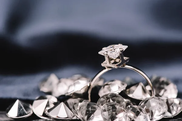 Focalisation sélective de la bague de fiançailles avec diamant brillant pur — Photo de stock