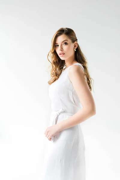 Attraktives Mädchen im Kleid blickt in die Kamera auf weiß — Stockfoto