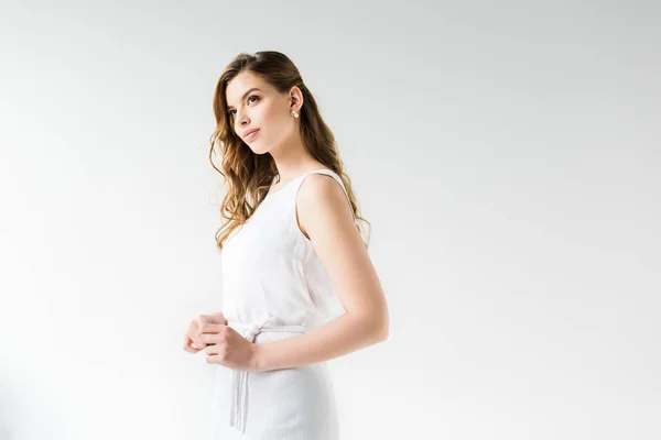 Приваблива молода жінка в елегантній сукні на білому — стокове фото