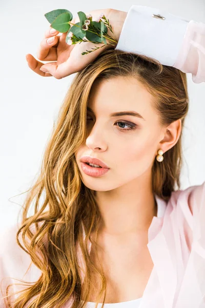 Hermosa mujer con flores y hojas de eucalipto en la mano en blanco — Stock Photo