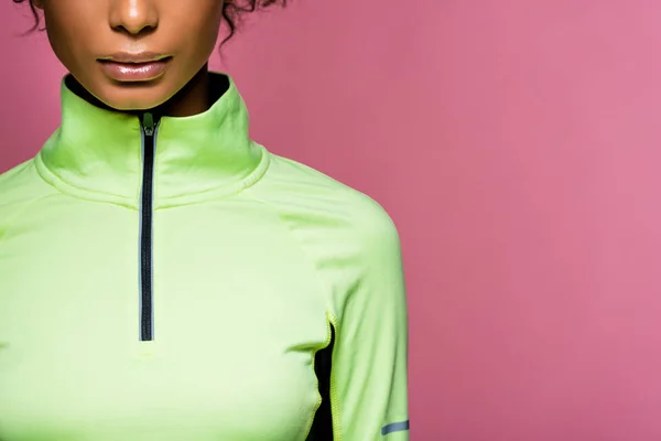 Vista parziale della sportiva afroamericana in giacca da pista in posa isolata su rosa con spazio copia — Foto stock