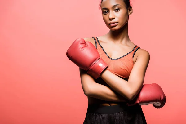 Selbstbewusste afrikanisch-amerikanische Sportlerin in Boxhandschuhen posiert isoliert auf Korallen mit Kopierraum — Stockfoto