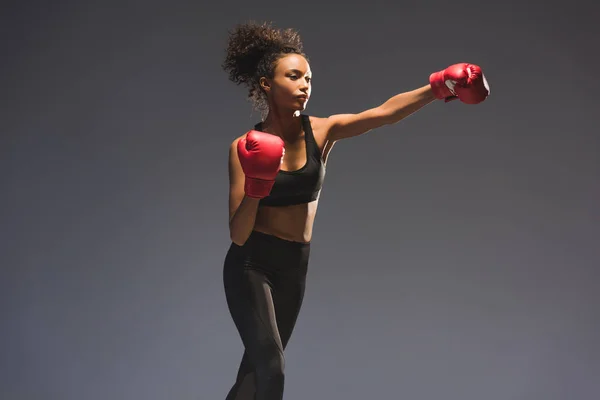 Красивая атлетическая американская спортсменка бокс изолирован на черном с копировальным пространством — стоковое фото