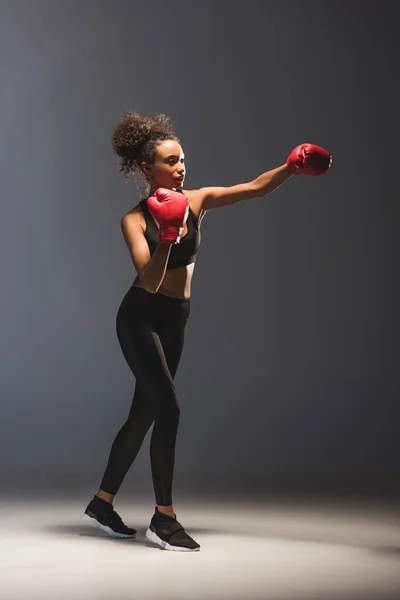 Hermosa atlética afroamericana deportista boxeo en negro - foto de stock
