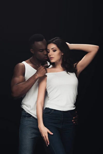 Schöner afrikanisch-amerikanischer Mann zieht schöne sinnliche Frau isoliert auf schwarz aus — Stockfoto