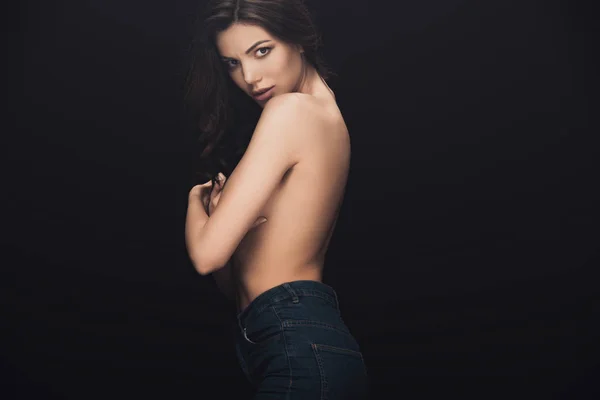 Schöne sexy Mädchen, das Brüste mit Händen bedeckt und in die Kamera schaut, isoliert auf schwarz mit Kopierraum — Stockfoto