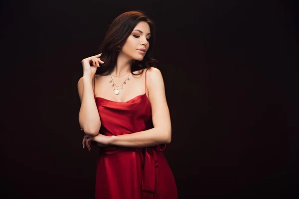 Hermosa mujer sensual en vestido rojo posando aislado en negro con espacio de copia - foto de stock