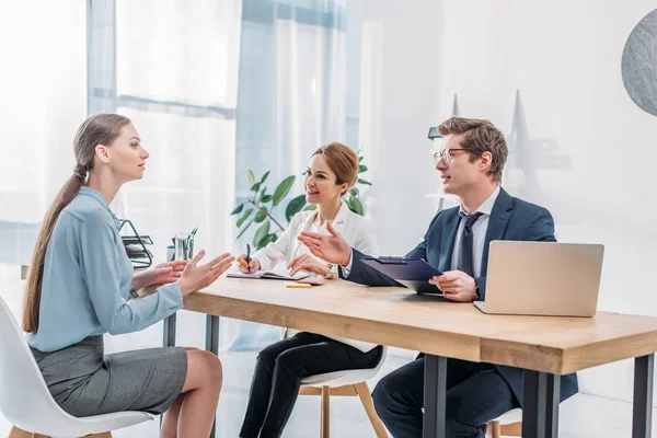 Mulher atraente falando com recrutadores durante entrevista de emprego — Fotografia de Stock