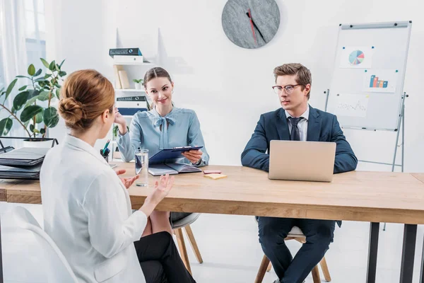 Vista posteriore del dipendente che parla con i reclutatori sul colloquio di lavoro in ufficio — Foto stock