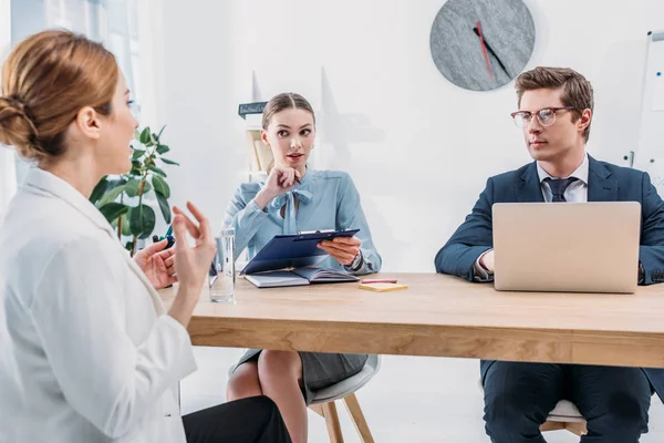 Recruteurs regardant un employé parler lors d'un entretien d'embauche — Photo de stock