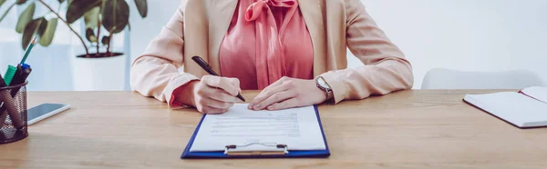 Panoramaaufnahme von Personalvermittler mit Stift in der Nähe von Klemmbrett im Büro — Stockfoto