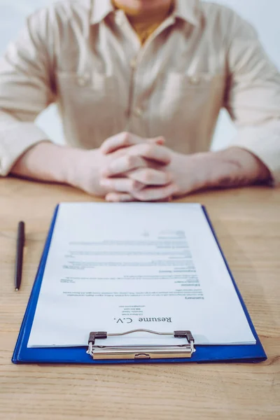 Foyer sélectif de presse-papiers avec CV cv lettrage près du recruteur avec les mains serrées — Photo de stock