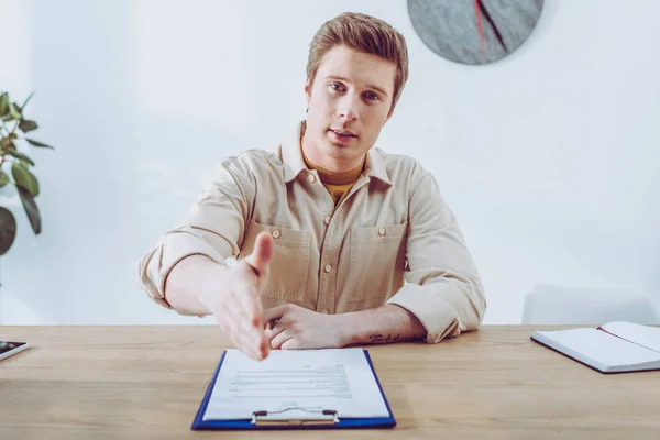 Selektiver Fokus eines gut aussehenden Recruiters, der in der Nähe der Zwischenablage gestikuliert — Stockfoto