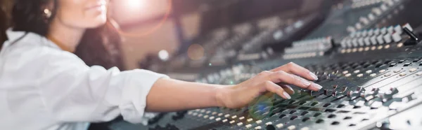 Plano panorámico del productor de sonido que trabaja en la consola de mezcla - foto de stock