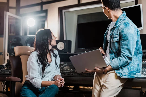 Deux producteurs sonores multiculturels travaillant ensemble dans un studio d'enregistrement — Photo de stock