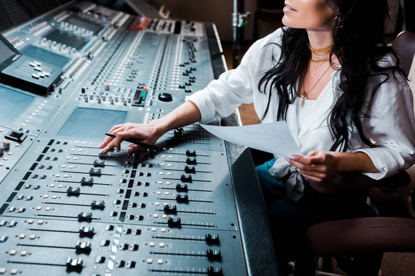 Vista recortada del productor de sonido que trabaja en el estudio de grabación en la consola de mezcla - foto de stock