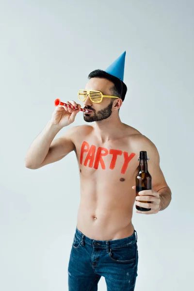 Homme torse nu avec ventilateur de fête tenant bouteille de bière isolée sur gris — Photo de stock