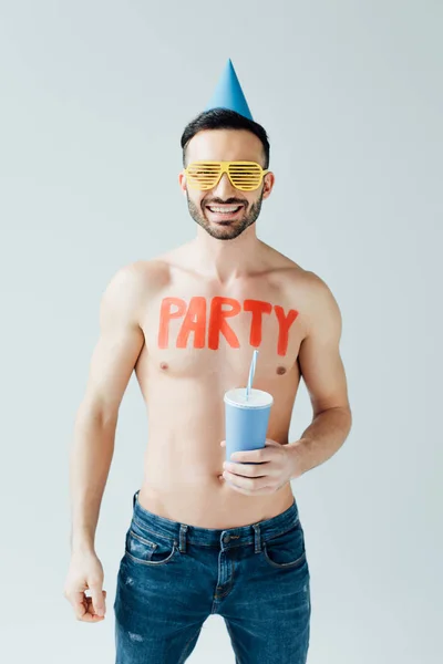 Hemdloser Mann mit Schriftzug auf Körper, Getränk isoliert auf grau — Stockfoto