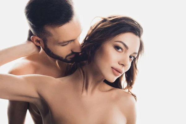 Fille nue embrassant doucement petit ami et regardant la caméra isolée sur blanc — Photo de stock
