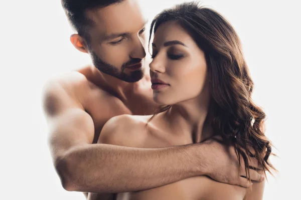 Guapo barbudo hombre abrazando desnudo novia aislado en blanco - foto de stock