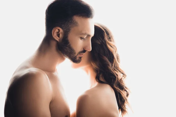 Vista lateral de pareja desnuda abrazando aislado en blanco - foto de stock