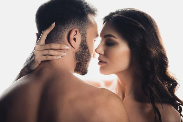 Couple amoureux nu embrassant isolé sur blanc — Photo de stock