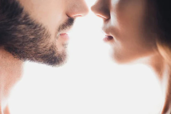 Vista cortada de casal em pé isolado no branco — Fotografia de Stock