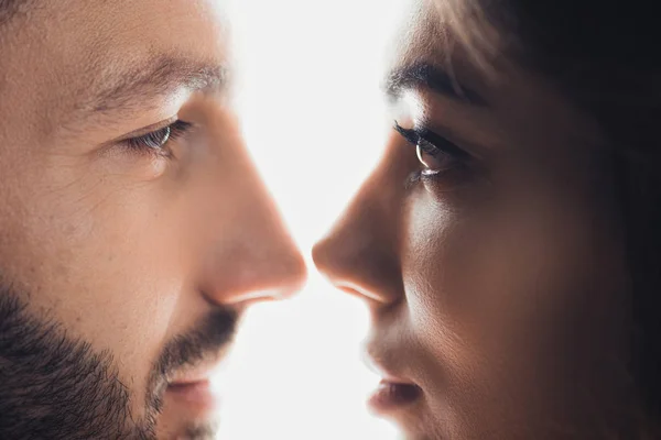 Vista recortada de pareja amorosa mirándose aislados en blanco - foto de stock