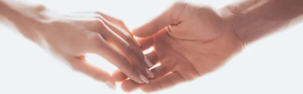 Teilansicht von Mann und Frau, die die Hände isoliert auf Weiß halten — Stockfoto