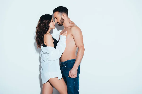 Namorada em camisa branca abraçando com namorado em cinza — Fotografia de Stock