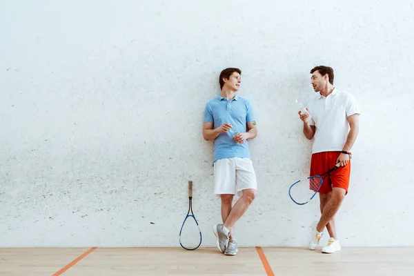 Vista a tutta lunghezza dei giocatori di squash che parlano in un campo a quattro pareti — Foto stock