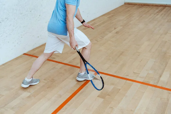 Vista ritagliata dello sportivo in pantaloncini bianchi che gioca a squash — Foto stock