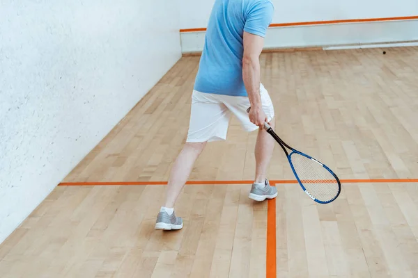 Vista recortada del deportista en pantalones cortos blancos jugando squash — Stock Photo