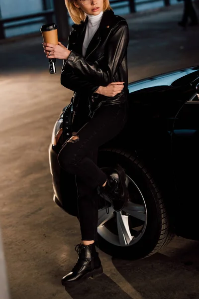Вид блондинки, держащей в руках бумажный стаканчик и ключ от машины — стоковое фото