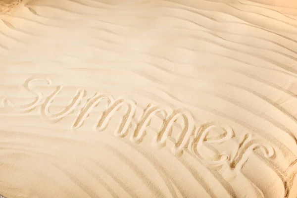 Sfondo strutturato con parola estate scritta su sabbia ondulata — Foto stock