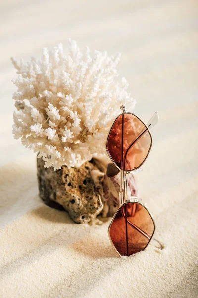 Natürliche weiße Koralle mit Sonnenbrille am Sandstrand — Stockfoto