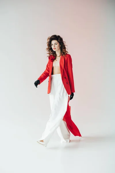 Elegante e bella rossa donna che cammina sul grigio con pendenza — Foto stock