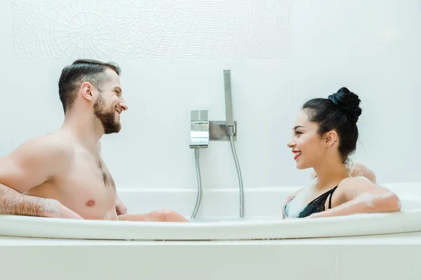 Alegre jovem mulher olhando para bonito namorado no banheiro — Fotografia de Stock