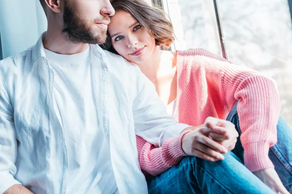 Recortado vista de hombre cogido de la mano con alegre morena mujer - foto de stock