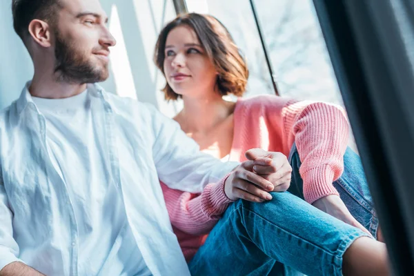 Messa a fuoco selettiva della donna attraente che si tiene per mano con uomo felice — Foto stock